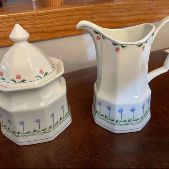Christopher Stuart creamer and sugar bowl.  Spring flowers. - Picture 3 of 6